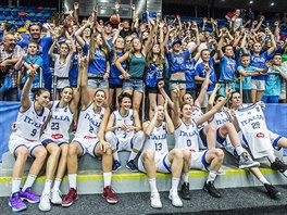 Italské basketbalistky a jejich královéhradetí fanouci