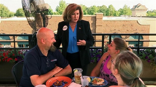 Amerian vol v doplkovch volbch v Georgii. O keslo ve Snmovn reprezentant se utkaj republiknka Karen Handelov a demokrat Jon Ossoff. (19.6. 2017)