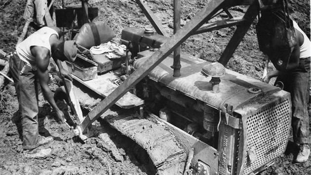 Na stavb dlnice mezi Kanadou a Aljakou pracovaly tisce ernoch. (Fotografie z roku 1942)