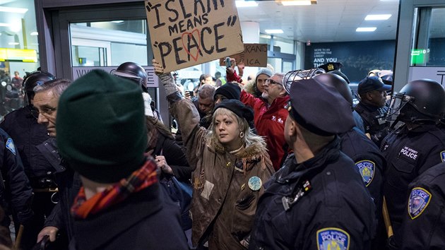 Protest proti imigranmu dekretu na letiti v New Yorku. (28.1. 2017)