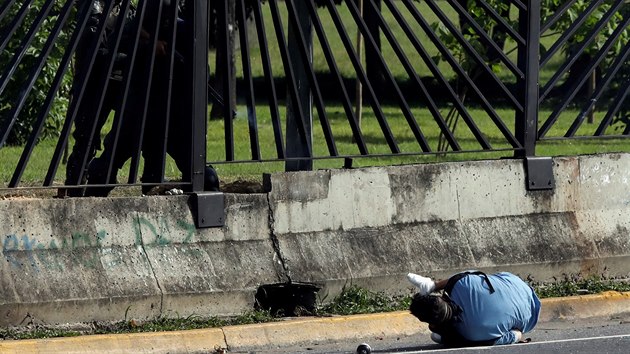 Nrodn garda zabila v Caracasu protestujcho mladka. (22. 6. 2017)