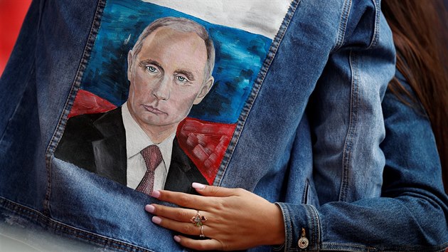 Portrt ruskho prezidenta Vladimira Putina na bund ruskho fanouka na zpase mezi Ruskem a Portugalskem v Moskv (21. ervna 2017)