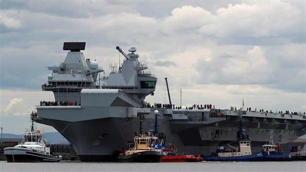 Britové spustili na moe novou letadlovou lo HMS Queen Elizabeth (26. ervna...