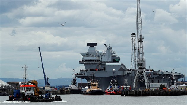 Britov spustili na moe novou letadlovou lo HMS Queen Elizabeth (26. ervna 2017)