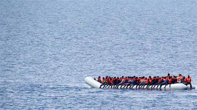 Do Itálie přes Středozemní moře za prvních šest měsíců roku 2017 dorazilo přes 71 000 migrantů (17. června 2017)