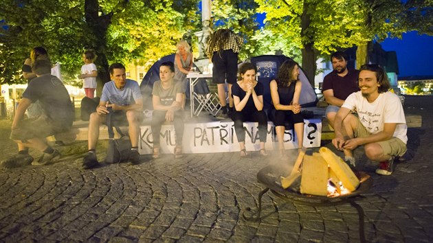 U morového sloupu v centru Jihlavy po dva dny a dvě noci tábořili účastníci happeningu Kempování na náměstí.