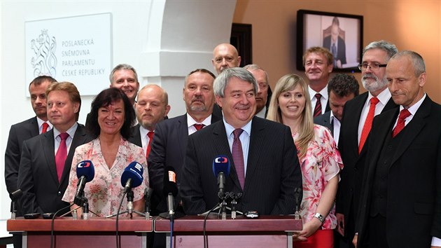 Zástupci KSČM na tiskové konferenci k zahájení volební kampaně do Poslanecké sněmovny a představení programu (29. června 2017)