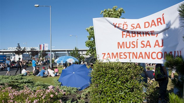 Odhadem nkolik tisc pracovnk (na snmku) se ji asn rno 20. ervna shromdilo u bratislavsk tovrny nmeck automobilky Volkswagen, kde trans ...