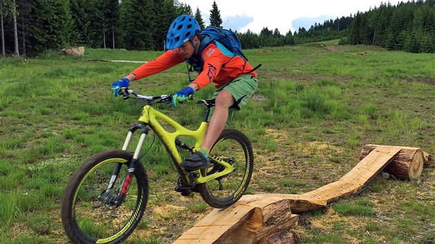 Na nov downhillov a trailov trat s pekkami se mohou tit cyklist ve skiarelu Pleivec. Letos ped zatkem lta tam dky skupin jezdc vznikla prvn tra uren pro mrn pokroil a vkonnostn bikery.