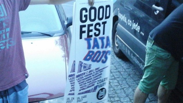 Černý výlep plakátů na festival Goodfest v Karlových Varech.