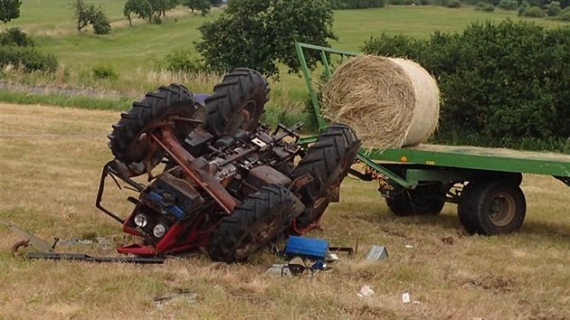 Na louce se pevrtil traktor, jeho idi nehodu nepeil. (27. ervna 2017)