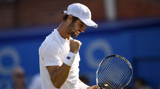 Australsk tenista Jordan Thompson oslavuje vtzstv nad Andym Murraym v prvnm kole turnaje v Queen's Clubu.