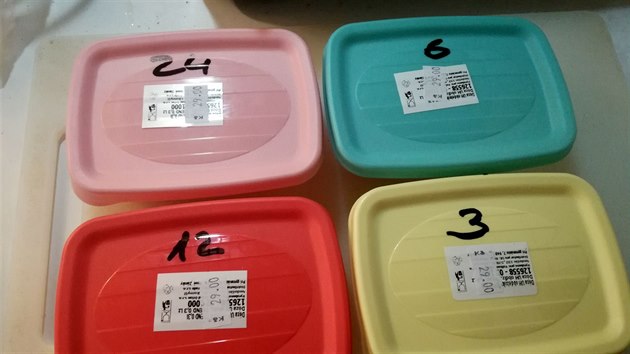 Krabičky jsme označili podle toho, jak dlouho bylo maso vytažené z lednice.