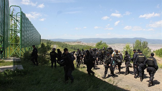 Zasahujc policist pi vniku aktivist do dolu Blina na Mostecku (24.6.2017)