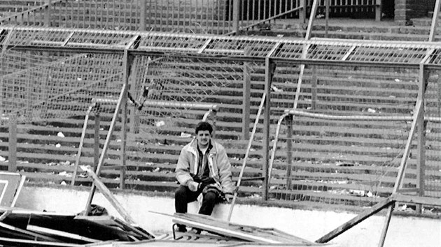 Fanouek sed ve zdevastovanm sektoru na stadionu Hillsborough, kde bylo v roce 1989 umakno 96 lid (15.4.1989)