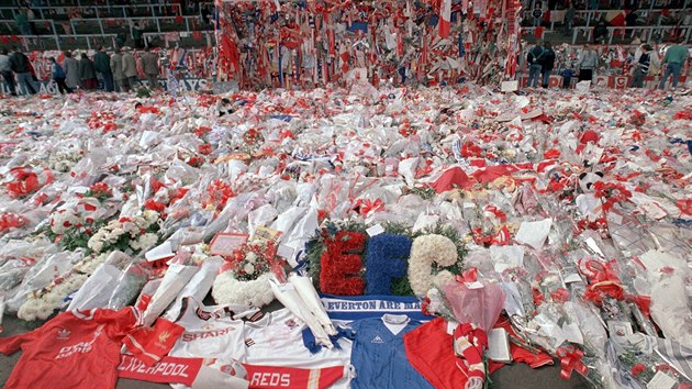 Pietn msto na stadionu v Liverpoolu za obti tragdie na Hillsborough (17.4.1989)