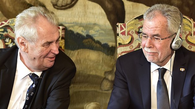Prezident Milo Zeman a jeho rakousk protjek Alexander Van der Bellen jednali na Praskm hrad. (27. 6. 2017)