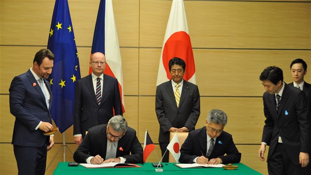 Premir Bohuslav Sobotka picestoval do Japonska na tydenn nvtvu (27. ervna 2017).