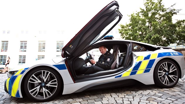 Policie ČR získala nový hybridní vůz BMW i8 místo toho, který na konci května boural (28. června 2017).