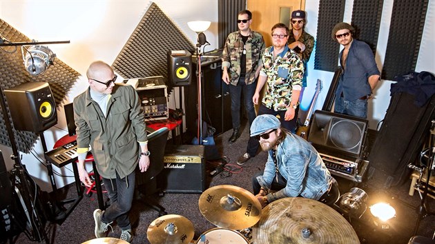 Jihočeská kapela Pub Animals natočila nový videoklip na píseň Holý Grail. Ta je jejich reggae verzí skladby Be a Man od Monkey Business. V klipu hraje Roman Holý i Matěj Ruppert.