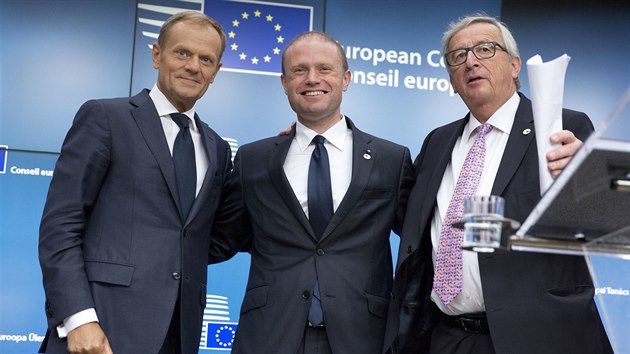 Donald Tusk, premiér Malty Joseph Muscat a Jean-Claude Juncker na summitu Evropské unie v Bruselu (23. června 2017)