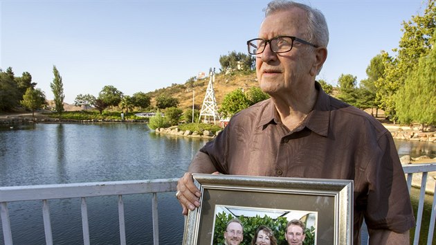 Frank J. Kerrigan ukazuje fotku svých potomk.