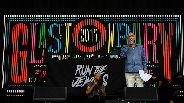 Corbyn promluvil ped jednm z koncert na festivalu Glastonbury (24. ervna 2017)