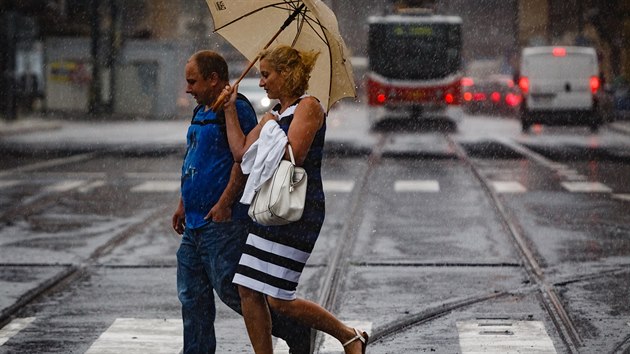 Silný déšť potrápil ve čtvrtek ráno obyvatele Prahy na Florenci (29. června 2017).