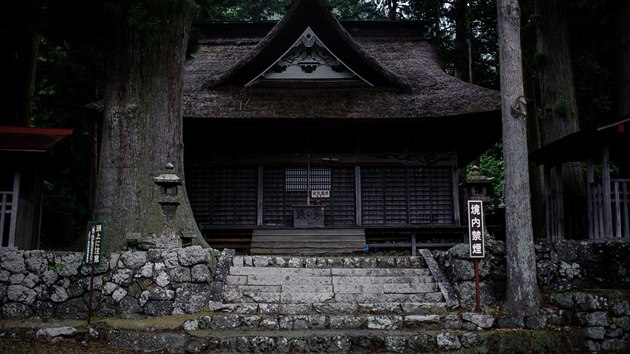 Chrám a hřbitov v japonské lesní rezervaci slouží bezejmenným sebevrahům.