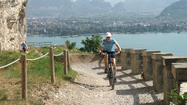 Stedn obtn trasa z Riva del Garda zan impozantnm vjezdem starou cestou Ponale, vysekanou v obm tesu nad jezerem.