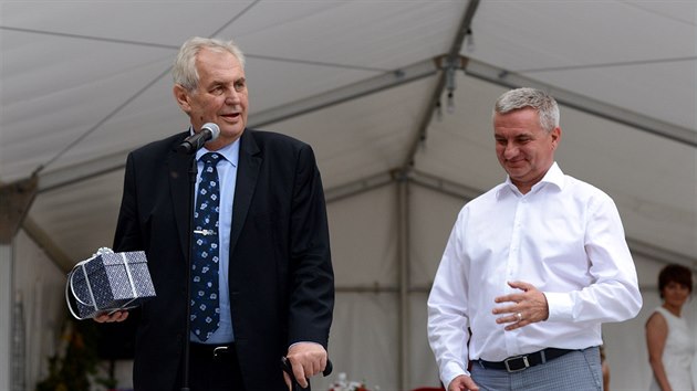 Prezident Milo Zeman gratuluje kancli Vratislavu Mynovi k 50. narozeninm.