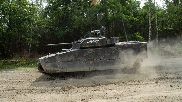 Obrnnec CV90 s osdkovou v bhem armdnch test na Libav