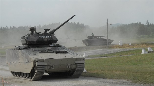 Obrnnec CV90 bhem armdnch test na Libav