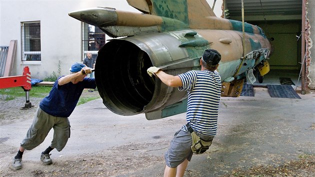 Podnikatel a leteck nadenec Petr Bl pevezl do Vratislavic sthaku MiG-21 (22. ervna 2017).