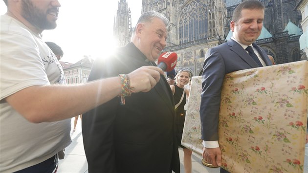 Vratislav Mynář slaví na Hradě 50. narozeniny. Na snímku pražský arcibiskup Dominik Duka.