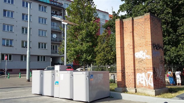 Uzamykateln boxy pro kola u stanice metra Stranick.