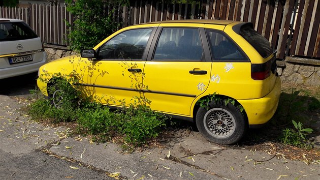 Automobil parkujc v branick ulici Ve Studenm. Snmek byl pozen 30. kvtna 2017.