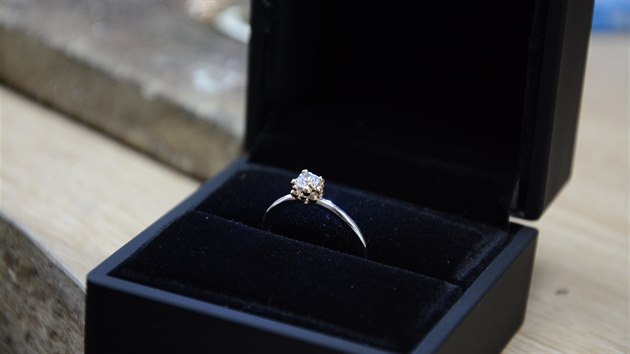 Zásnubní prsten Navi s briliantem patří mezi nejoblíbenější.