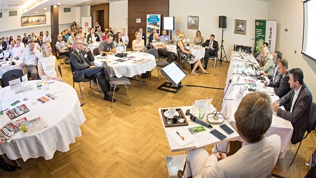 Na diskusi v budějovickém Hotelu Budweis se sešli podnikatelé a politici.