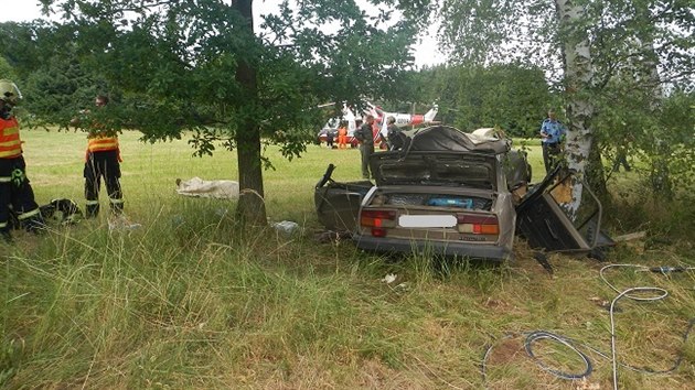 Sedmdesátiletý muž narazil u Sudoměřic u Bechyně se Škodou 120 do stromu. Nehodu nepřežil.