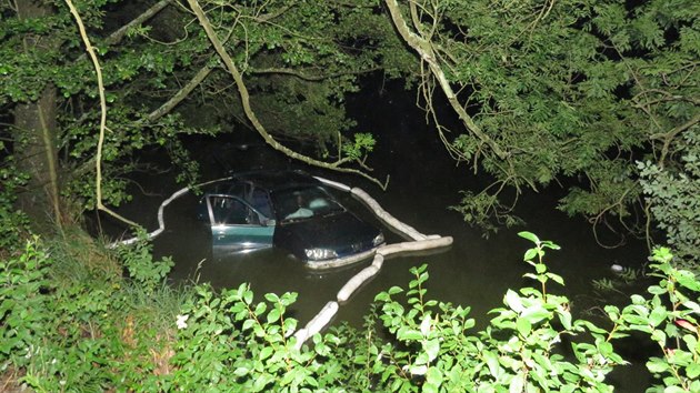 Devatenáctiletý řidič vrazil do stromu, auto pak skončilo v rybníce. Jeden ze spolujezdců nehodu nepřežil.