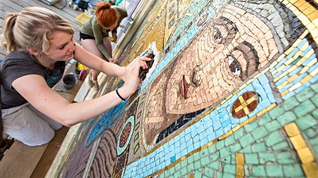 Restaurtoi obnovuj mozaiky u Reneckho kostela v eskch Budjovicch.