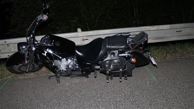 idi BMW pod vlivem drog pi pedjdn pes plnou ru smetl motorku, na n cestovali dva lid. Oba pi nehod utrpli zrann.