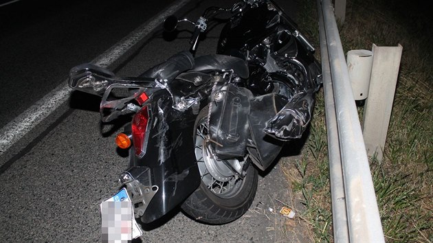 idi BMW pod vlivem drog pi pedjdn pes plnou ru smetl motorku, na n cestovali dva lid. Oba pi nehod utrpli zrann.