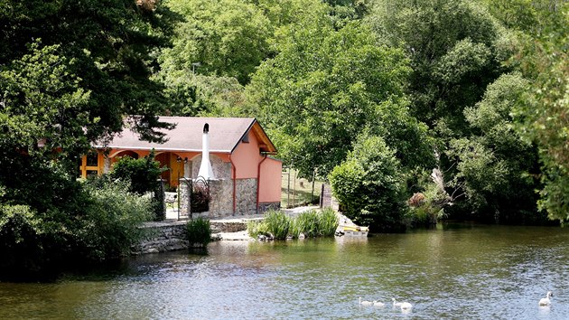 Jak zprchodnit prav beh Dyje ve Znojm, to je otzka. A ke behm sahaj pozemky a tak stavby zdejch chata. A nikdo jim neme
nadit, aby na n pustili kolemjdouc.