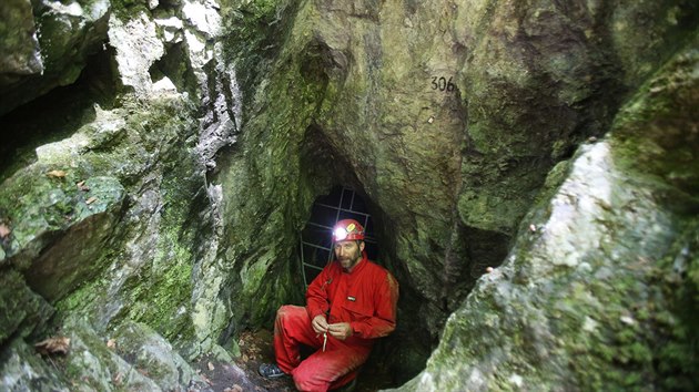 Nvtvnky jeskyn Bertalnka v Moravskm krasu ek ada tunel. Nejastji se vped sunou po kolenou nebo bichu.