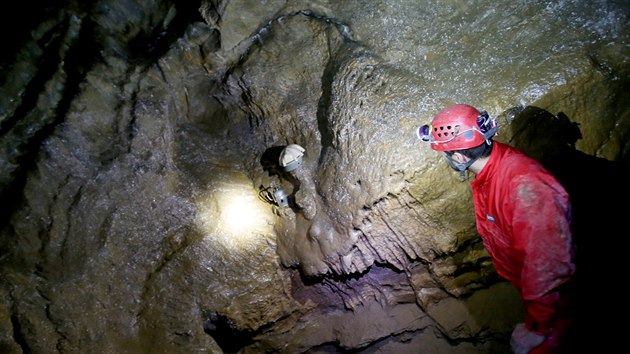 Nvtvnky jeskyn Bertalnka v Moravskm krasu ek ada tunel. Nejastji se vped sunou po kolenou nebo bichu.