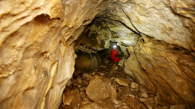 Nvtvnky jeskyn Bertalnka v Moravskm krasu ek ada tunel. Nejastji se vped sunou po kolenou nebo bichu.