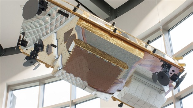 Model satelitu Iridium NEXT bez solárních panelů vystavený v řídicím středisku Iridium ve Virginii.
