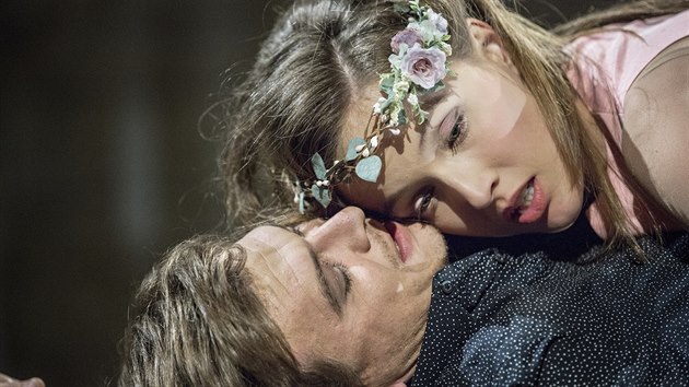 Letní shakespearovské slavnosti přináší každý rok novou premiéru, v roce 2015 to byla hra Romeo a Julie s Terezou Voříškovou a Janem Sklenářem.